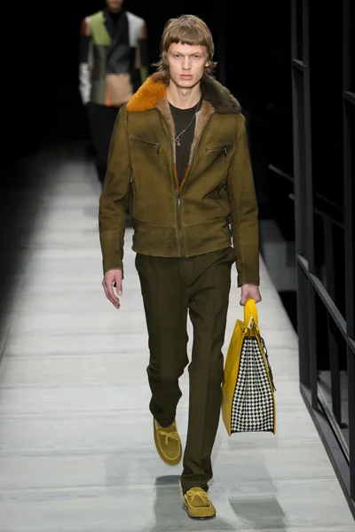 Look 18